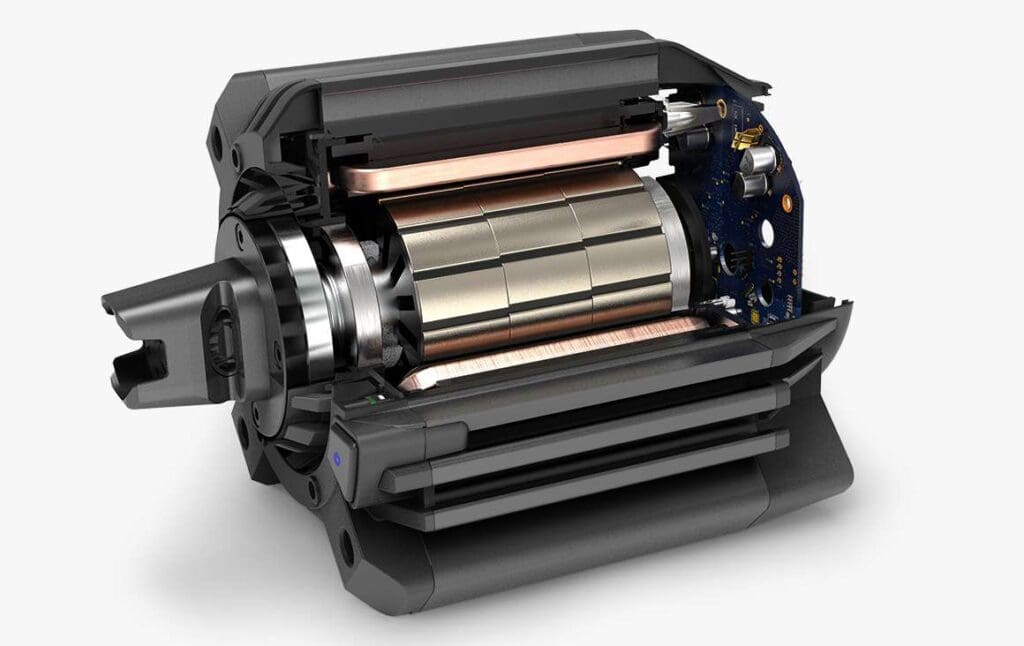 Vista seccionada de un servomotor sin escobillas, en la que se aprecian claramente los componentes internos, como el rotor, el estator y los circuitos de control.